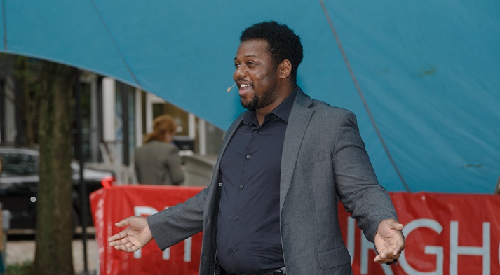 Andrew Turner singing at Market Square (photo credit: David Bachman)