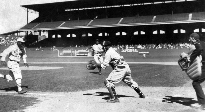 Photo of Josh Gibson playing baseball